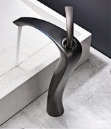 Hochwertige Waschbeckenarmatur in glänzender Chromausführung mit Mischfunktion und Einhandsteuerung