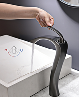 Hochwertige Waschbeckenarmatur in glänzender Chromausführung mit Mischfunktion und Einhandsteuerung