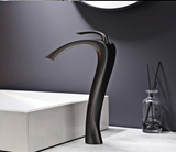 Hochwertige Waschbeckenarmatur in glänzender Chromausführung mit Mischfunktion und Einhandsteuerung