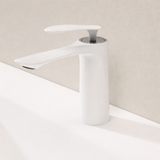 Elegante Waschbeckenarmatur in Weiß mit Kaskadenauslauf und Mischfunktion aus Messing