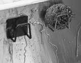 KüchenFix Edelstahl-Spülhalter – Selbstklebender Organizer